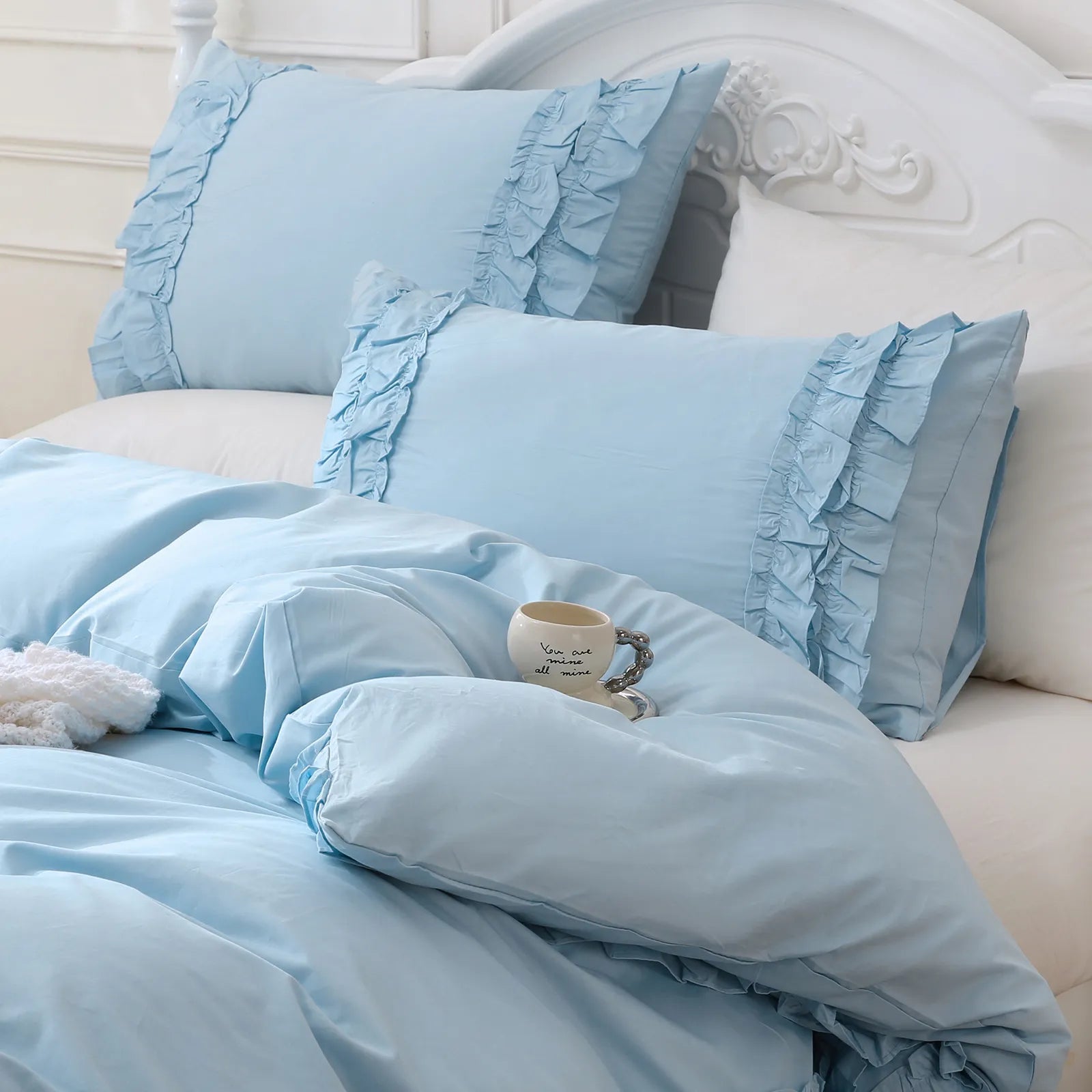 etailed shot of the ruffled corner of the comforter.