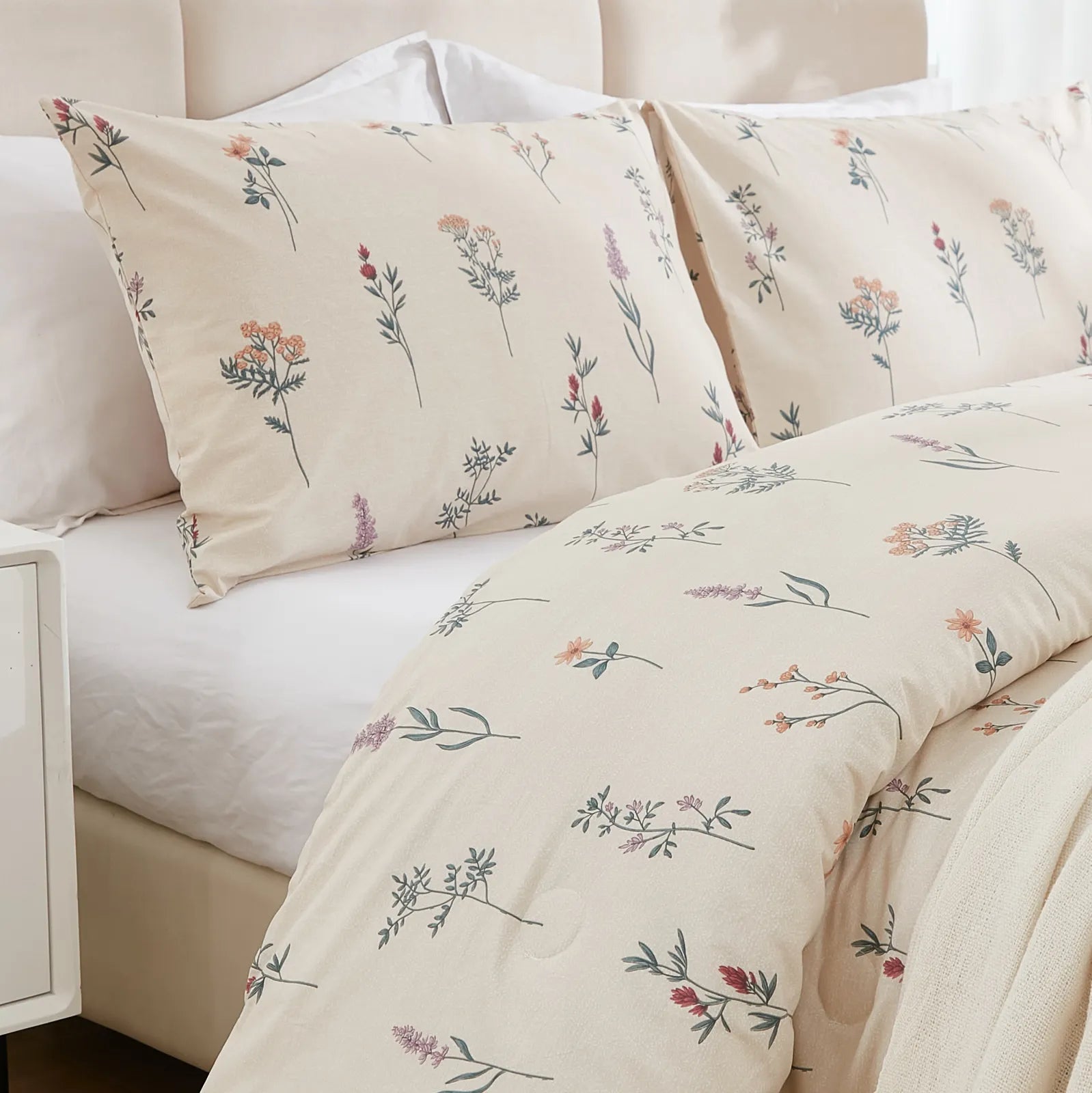 Close-up of the cute floral duvet cover set