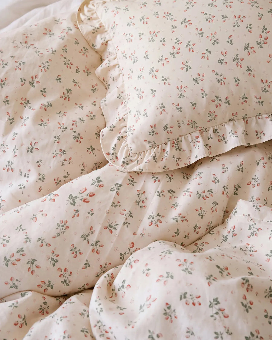 strawberry cottage ruffle duvet cover set fabric ruffle detail